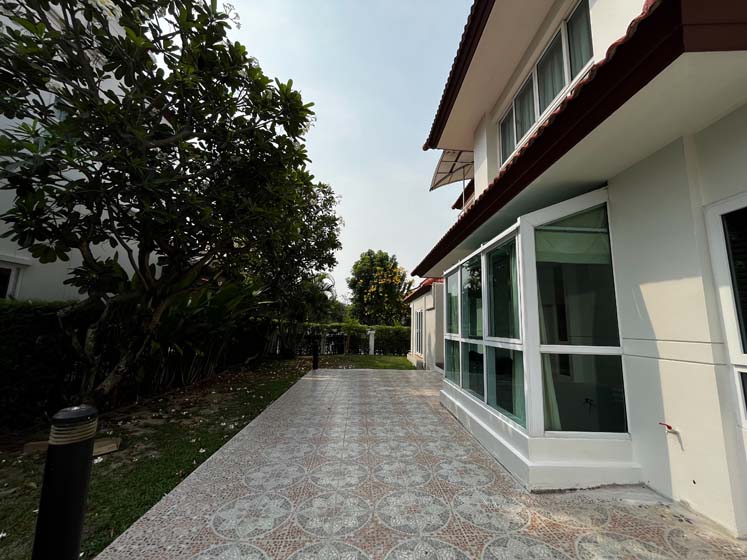 House with Shared Pool in Sukhumvit 